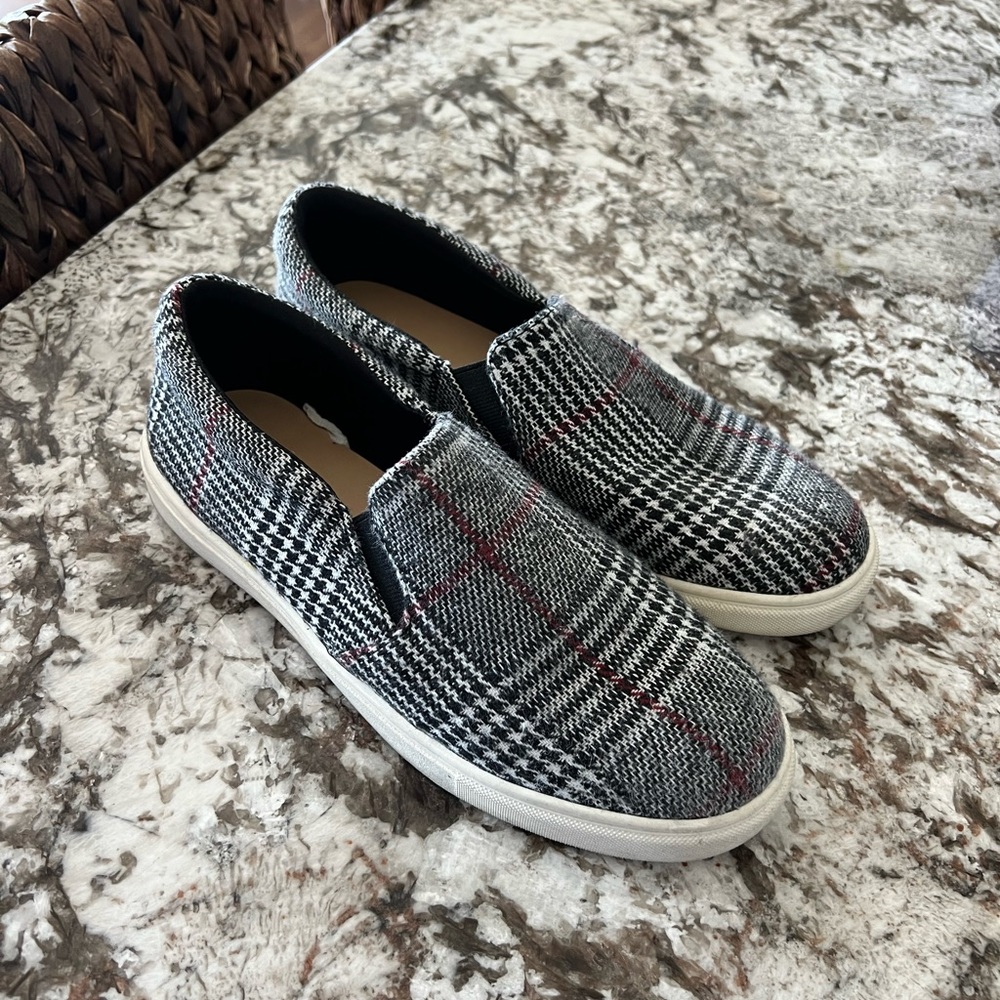 Worn twice! Size 8 flannel shoes.